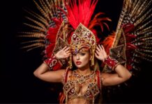 Sarah Estanislau Emociona Como Madrinha Do GRES Consulado No Jubileu De Ouro E Brilha Sob Chuva Na Avenida