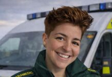 Brasileira paramédica se destaca em Londres, ganha reconhecimento oficial por bravura e hoje impacta milhões de pessoas com informação que pode salvar vidas